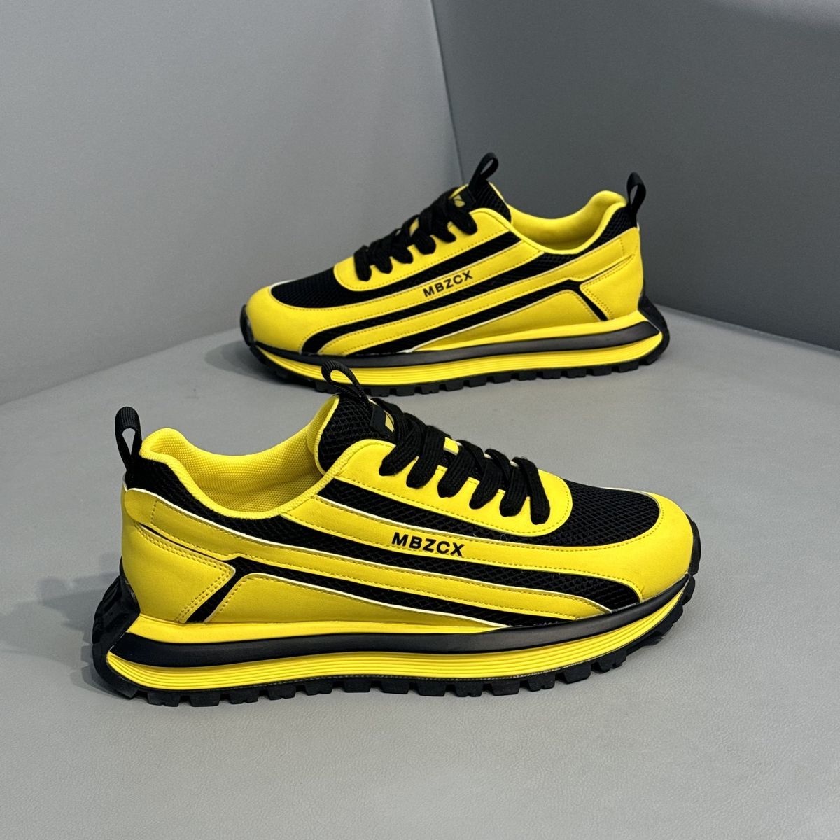 メンズメッシュ通気性スポーツランニングシューズ高級ブランド新 - Badminton Shoes のレビューと価格